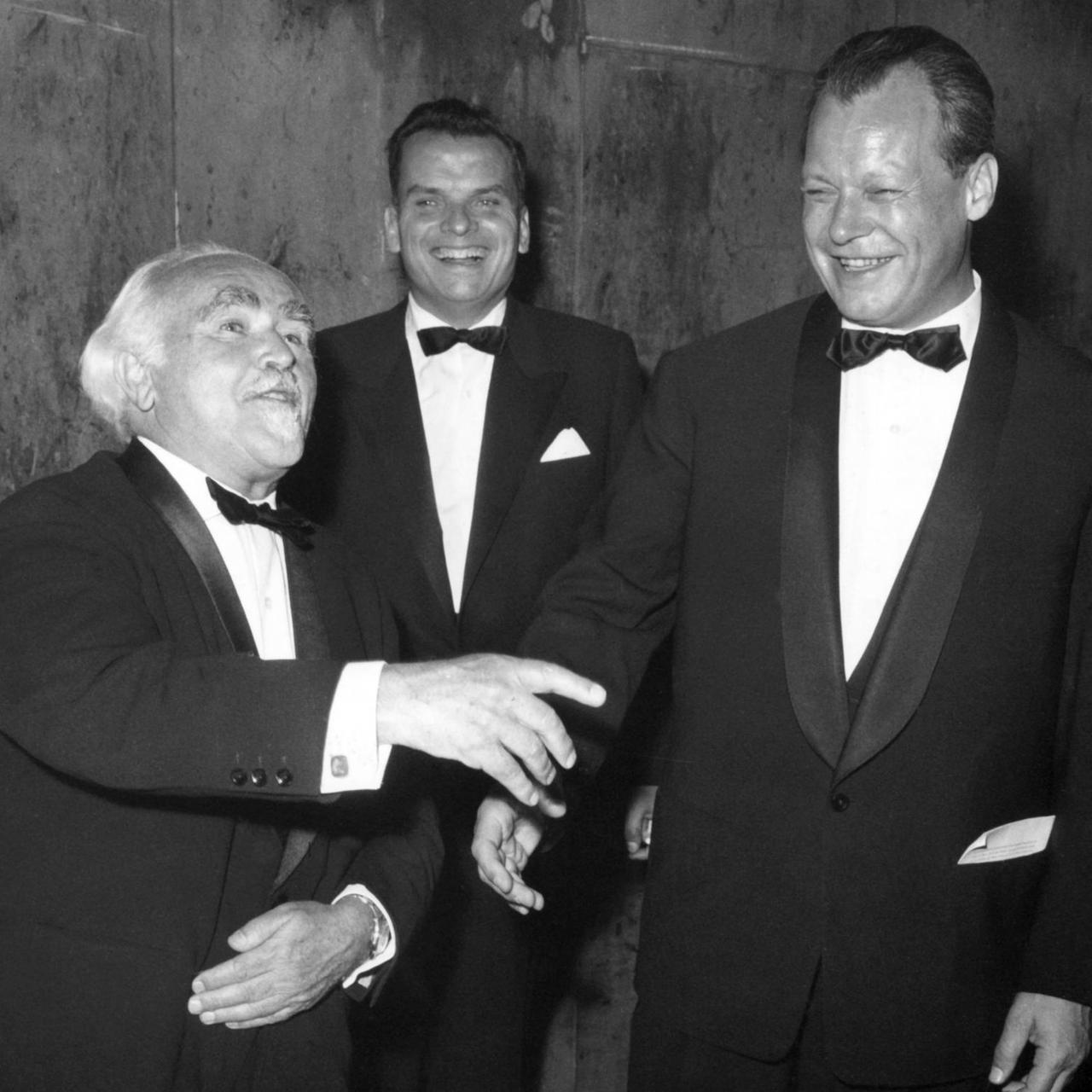 Der letzte Überlebende der drei Erfinder des Tonfilms, Dr. Hans Vogt, der Festspielleiter Dr. Alfred Bauer und der regierende Bürgermeister Willy Brandt in festlicher Garderobe bei den Filmfestspielen Berlin 1959