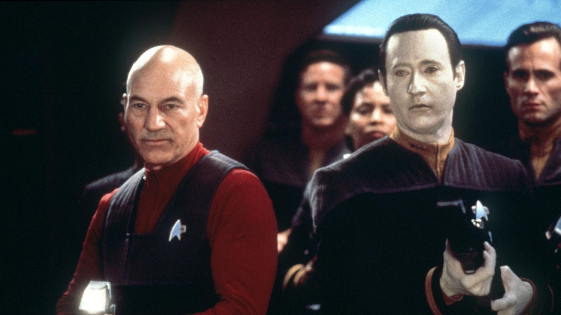 Szene aus dem Kinofilm "Star Trek - Der erste Kontakt" mit Patrick Stewart (Captain Jean Luc Picard, l) und Brent Spiner (Commander Data).