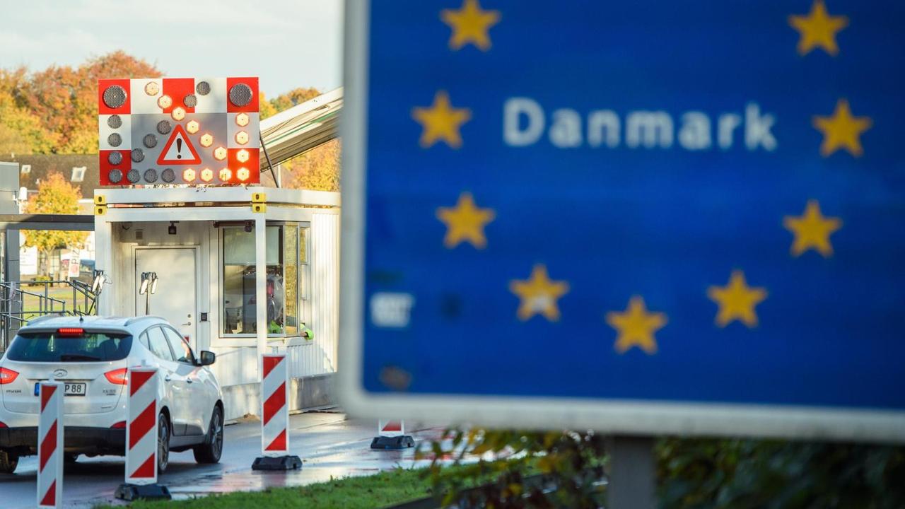 Fahrzeuge passieren den Grenzübergang in der Nähe von Flensburg nach Dänemark. Fahrzeuge passieren den Grenzübergang in der Nähe von Flensburg nach Dänemark.