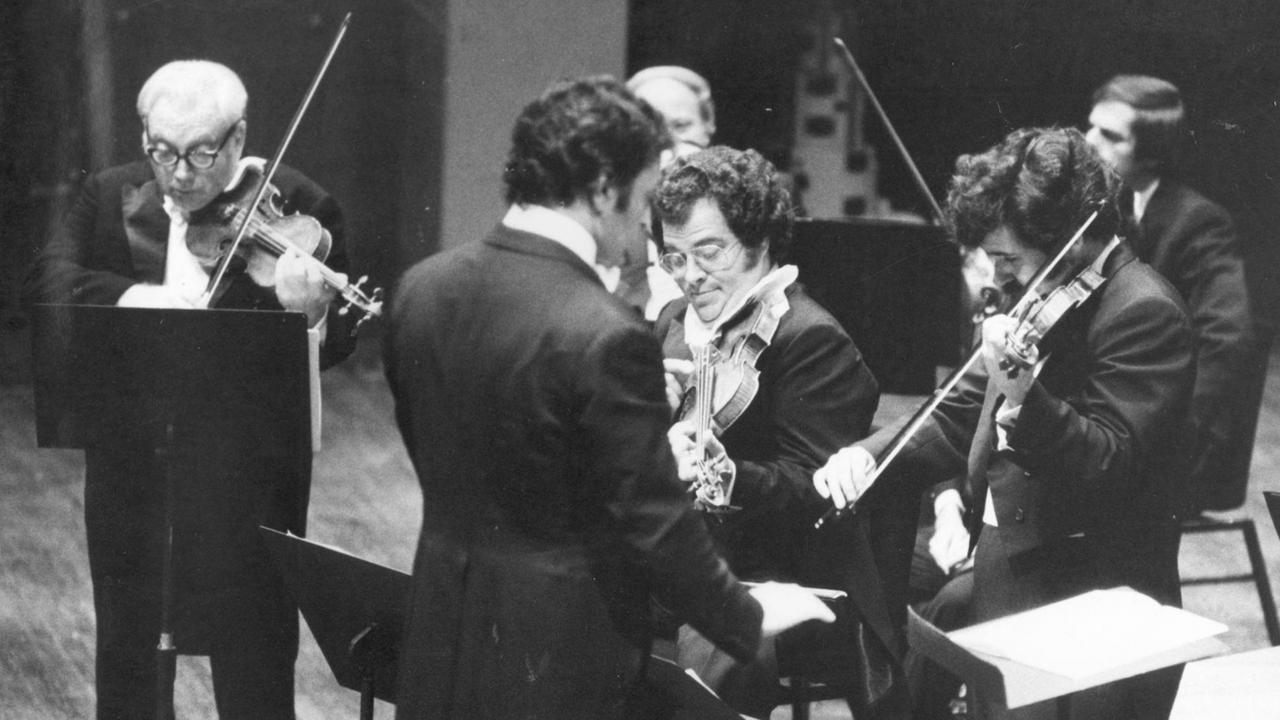 Geigengipfel: Isaac Stern 1980 an seinem 60. Geburtstag mit Itzhak Perlman und Pinchas Zukerman (v.l.n.r.), im Vordergrund der Dirigent Zubin Mehta. Alle drei Geiger haben Beethovens Opus 1 mit ihren Ensembles interpretiert