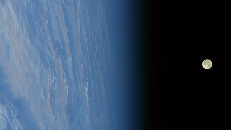 Von der ISS sind auch Himmelsobjekte zu sehen, etwa der Mond