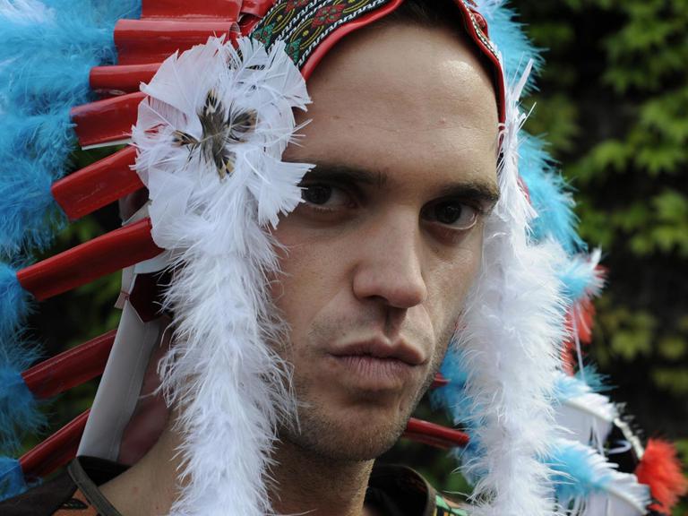 Mann mit Federschmuck - Ritus, Tradition oder kulturelle Aneignung als Mode-Statement?