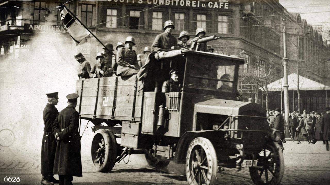 Schwarz-weiß-Foto von 1920: Ein LKW, auf dessen Ladefläche zahlreiche Freikorpssoldaten stehen.