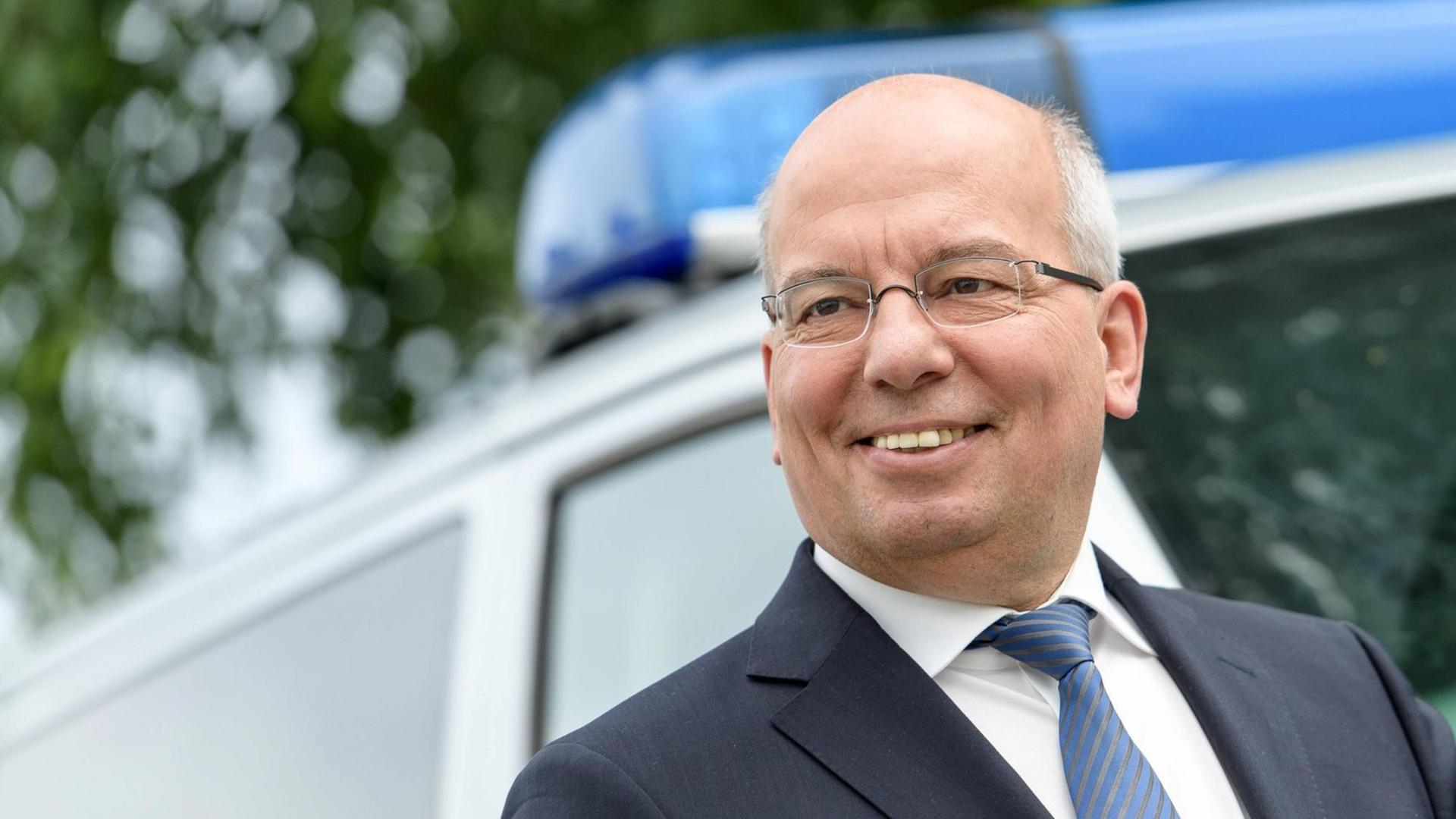 Der Bundesvorsitzende der Polizeigewerkschaft, Rainer Wendt, steht am 30.06.2016 vor einem Polizeibus in Köln.
