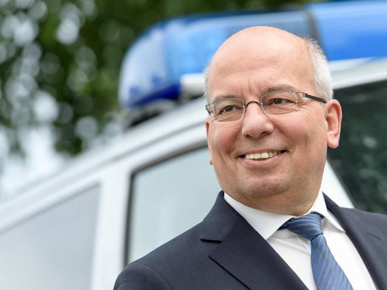 Der Bundesvorsitzende der Polizeigewerkschaft, Rainer Wendt, steht am 30.06.2016 vor einem Polizeibus in Köln.