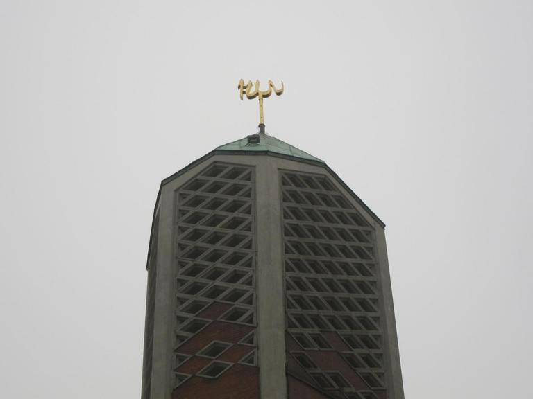 Allah Schriftzuga auf der ehemaligen Kapernaumkirche, der zukünftigen Al-Nour-Moschee in Hamburg-Horn