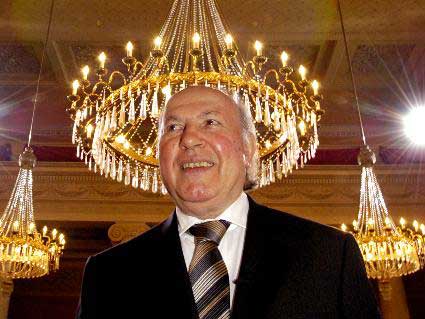 Der ungarische Schriftsteller und Literaturnobelpreisträger Imre Kertesz auf dem Weg zur Verleihung der Goethe-Medaille im Festsaal des Weimarer Schlosses.