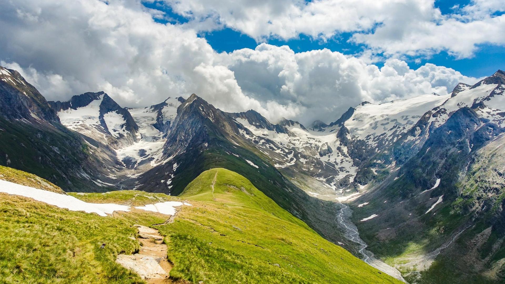 Blick auf die Alpen in Südtirol, Österreich. Blick auf die Alpen in Südtirol, Österreich.