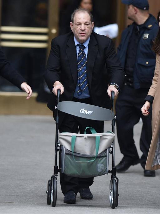 Harvey Weinstein verläßt, auf einen Rollator gestützt, die Verhandlung des Missbrauchsprozesses gegen ihn in Manhattan, New York, USA.