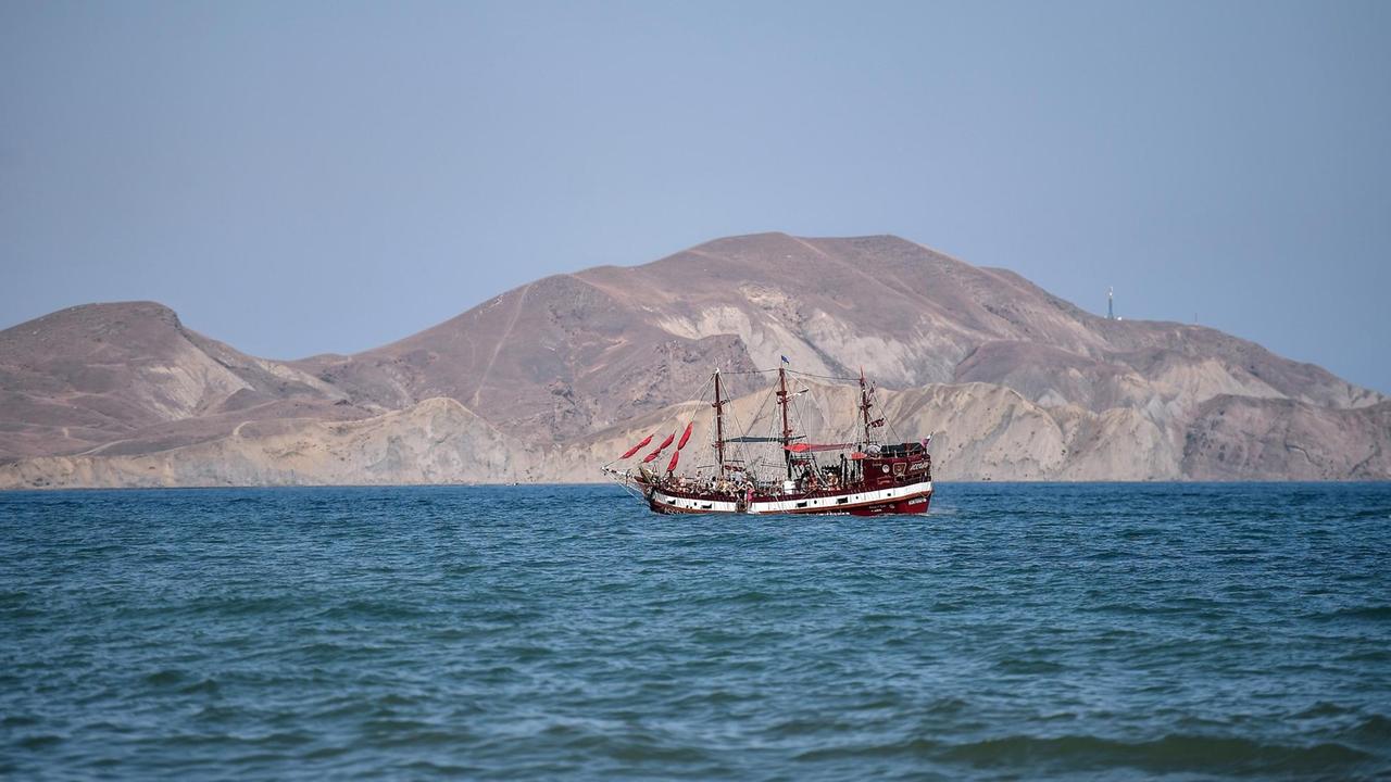 Ein Schiff in der Bucht von Koktebel auf der Insel Krim. 