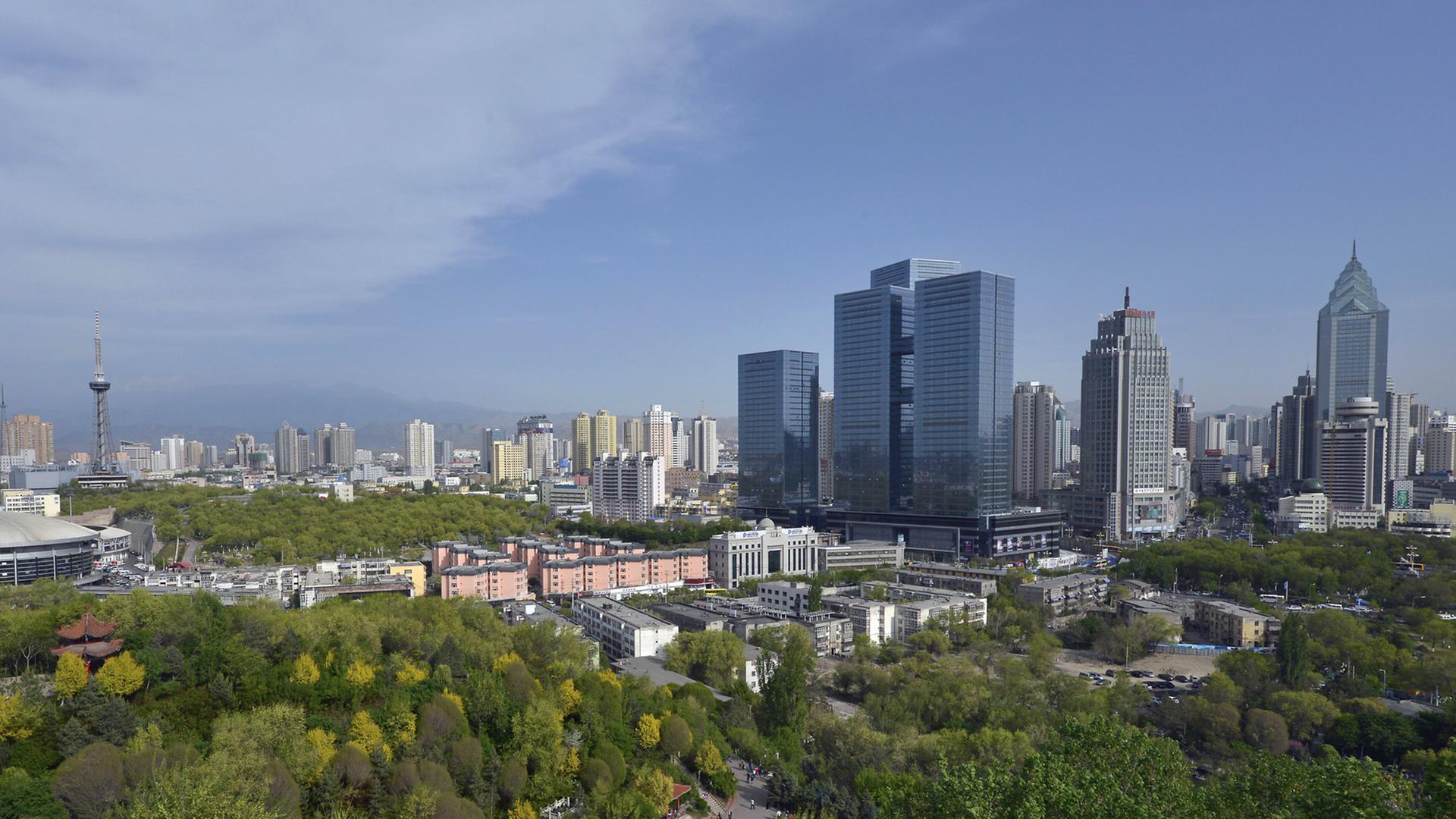 Blick über den Hongshan Park auf die neue Skyline der chinesischen Stadt Urumqi