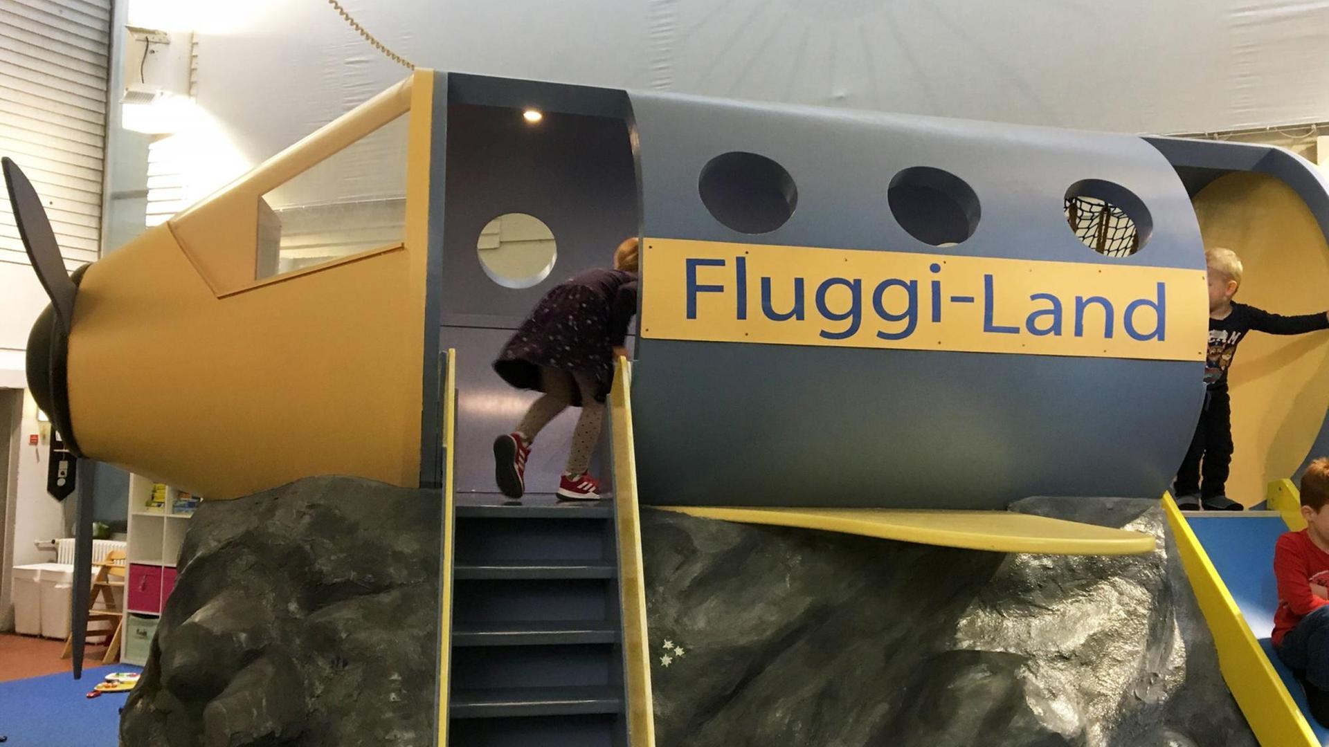 Kinder spielen in einem nachgebauten Flugzeug im Betriebskindergarten "Fluggi-Land" in Frankfurt am Main. Kinder spielen in einem nachgebauten Flugzeug im Betriebskindergarten "Fluggi-Land" in Frankfurt am Main.