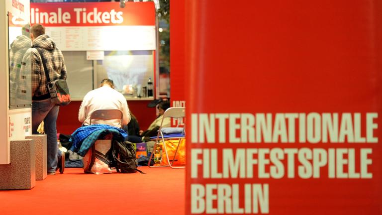 Filmenthusiasten warten am Sonntag (05.02.2012) in Berlin vor den Vorverkaufsstellen der Berlinale auf die Öffnung am Montag. Einzelne harrten seit dem Samstagabend vor den Schaltern aus, um Karten für die Filmfestspiele zu bekommen. . Foto: Maurizio Gamb