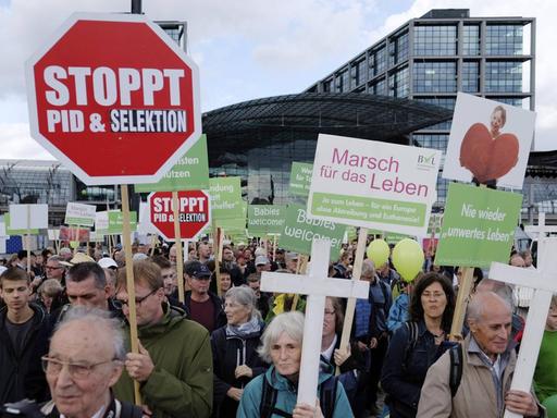 Marsch für das Leben - Abtreibungsgegner bei einer Kundgebung mit anschließendem Trauermarsch protestieren gegen die Möglichkeit von Schwangerschaftsabbrüchen und gegen Werbung für Schwangerschaftsabbrüche in Berlin snapshot-photography/K.M.Krause *** March for life abortion opponents at a rally followed by a funeral march protesting against the possibility of abortions and advertising for abortions in Berlin snapshot photography K M Krause