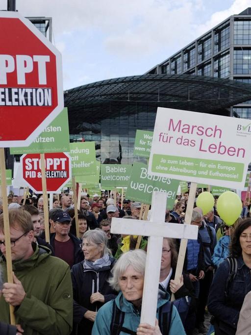Marsch für das Leben - Abtreibungsgegner bei einer Kundgebung mit anschließendem Trauermarsch protestieren gegen die Möglichkeit von Schwangerschaftsabbrüchen und gegen Werbung für Schwangerschaftsabbrüche in Berlin snapshot-photography/K.M.Krause *** March for life abortion opponents at a rally followed by a funeral march protesting against the possibility of abortions and advertising for abortions in Berlin snapshot photography K M Krause