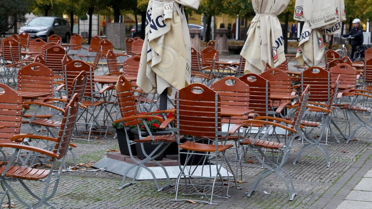 Leere Tische und Stühle vor einem gastronomischen Betrieb am Gendarmen-Markt in Berlin.