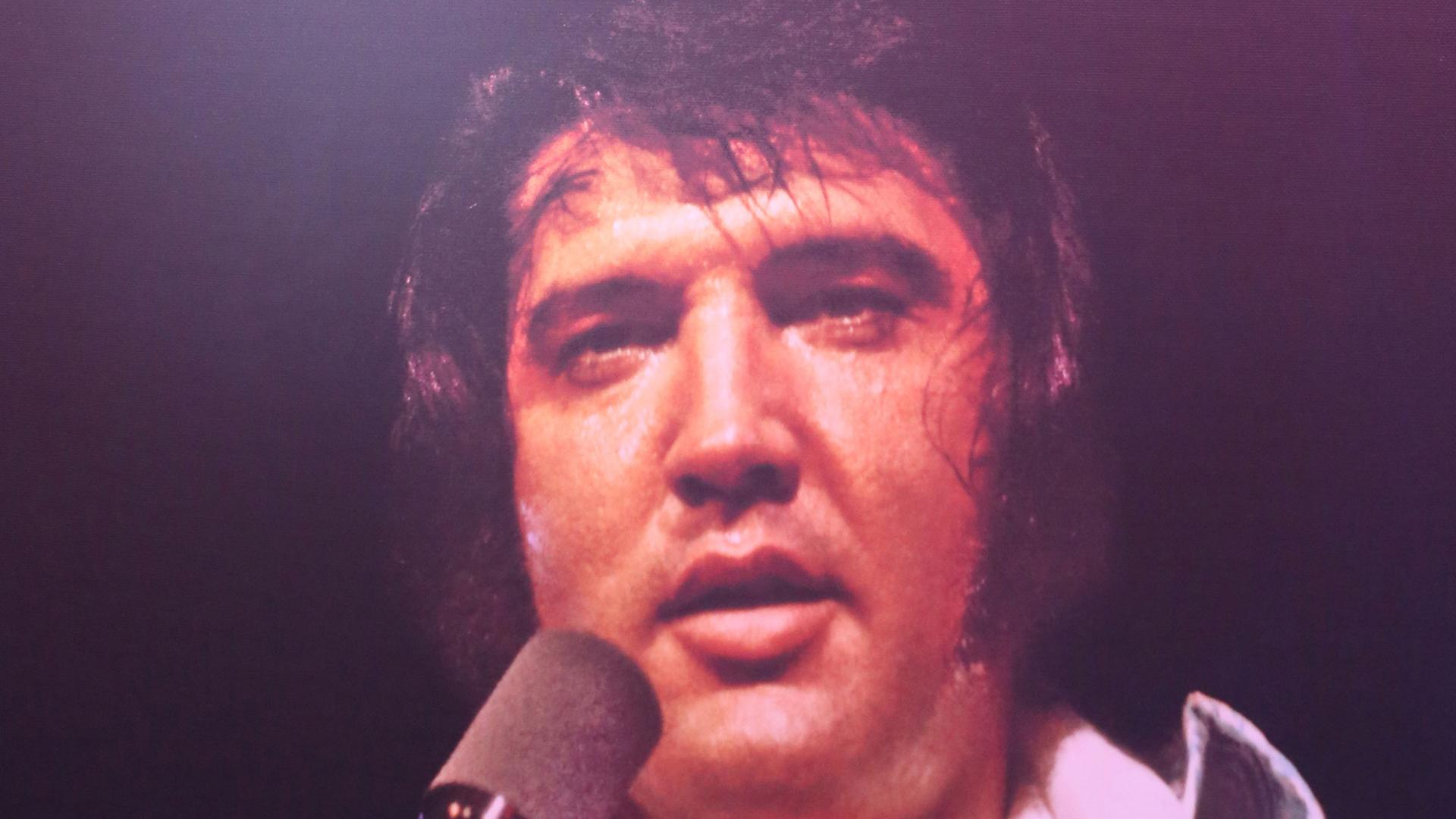 Porträt des US-amerikanischen Sängers Elvis Presley.