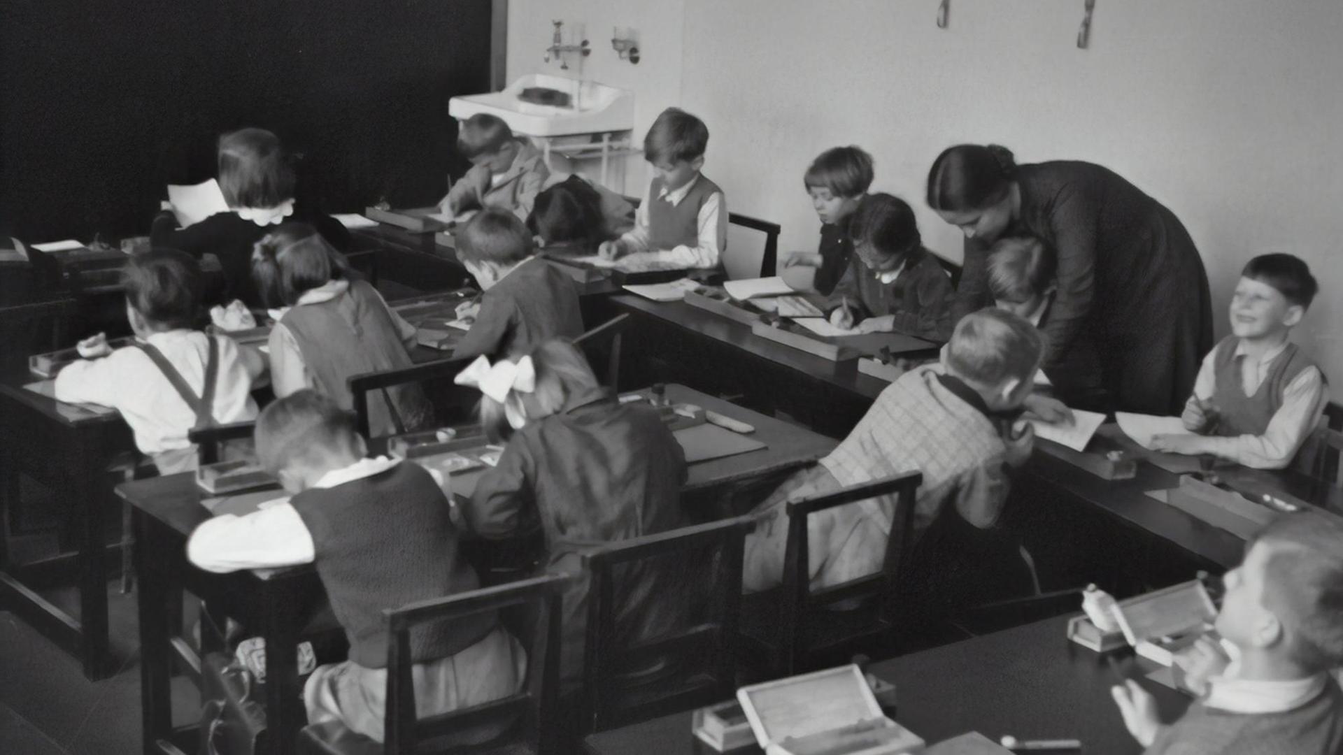 Klassenraum 1935; Schulklasse; Lehrerin