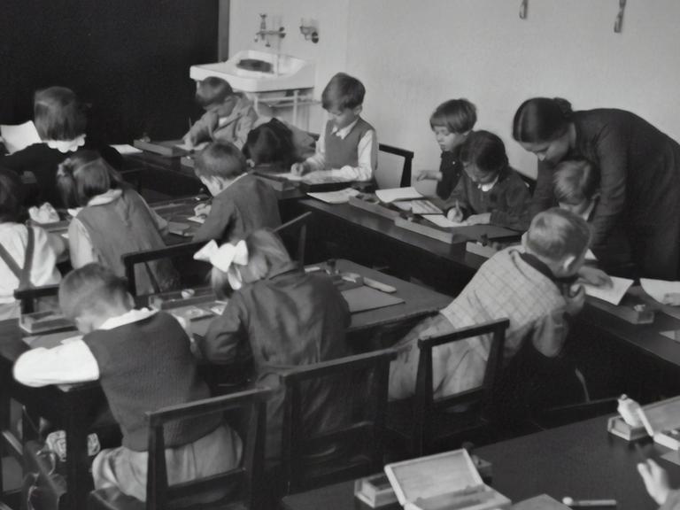 Klassenraum 1935; Schulklasse; Lehrerin