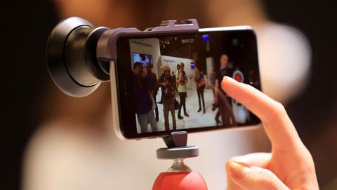 Das Vorsatzobjektiv ExoLens von Zeiss steckt auf einem Iphone.