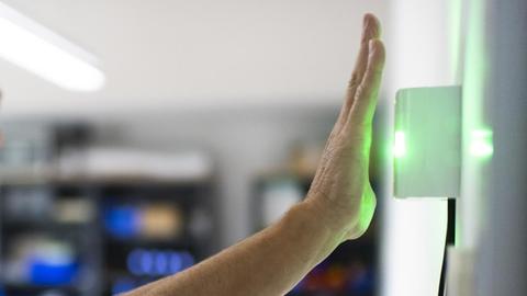 Ein Stadtpolizist demonstriert einen zu Testzwecken montierten Handvenen-Scanner, am Mittwoch, 28. November 2018, in St. Gallen. Die Stadtpolizei führt Handvenenscanner ein, um die Sicherheit zu verbessern.