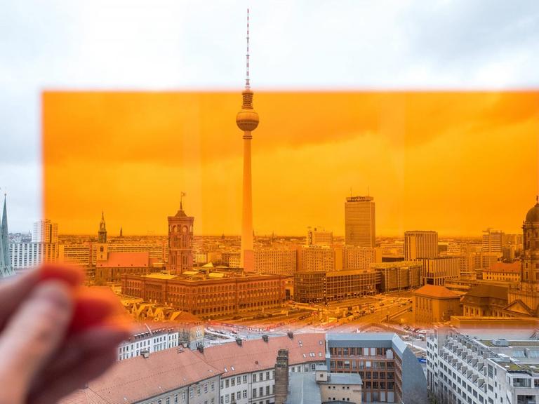 Graues Wetter und Farbe im Zentrum von Berlin. 03.04.2021, Berlin, GER - Graues Wetter und Farbe im Zentrum von Berlin., Berlin Berlin Deutschland, DEU Zentrum *** Grey weather and color in the center of Berlin 03 04 2021, Berlin, GER Grey weather and color in the center of Berlin , Berlin Berlin Germany, DEU Center