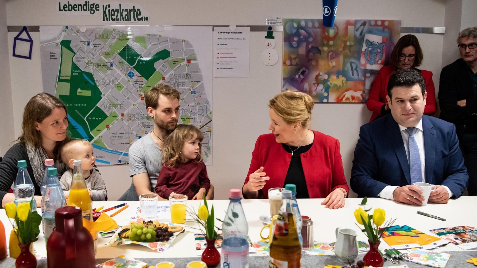 Bundesfamilienministerin Franziska Giffey (2. v. r.) und Arbeitsminister Hubertus Heil (r., beide SPD) stellen im "ZukunftsHaus Wedding" in Berlin die Pläne für das "Starke-Familien-Gesetz" vor.