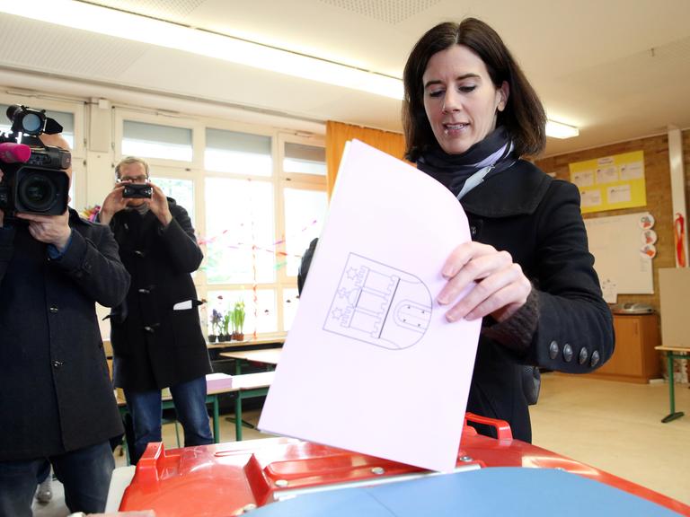 Die Spitzenkandidatin der Hamburger FDP, Katja Suding, gibt am 15.02.2015 im Stadtteil Groß Flottbek in Hamburg ihre Stimme für die Bürgerschaftswahl ab.
