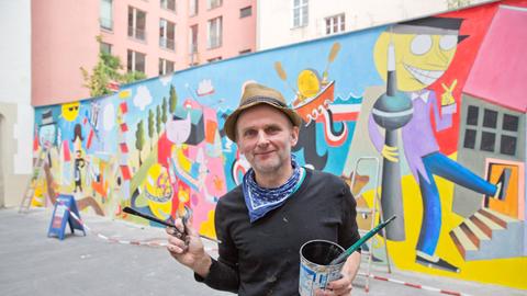 Der Künstler Jim Avignon hat auf dem Innenhof des Tagesspiegels am 21.06.2014 in Berlin ein Wandbild gemalt.