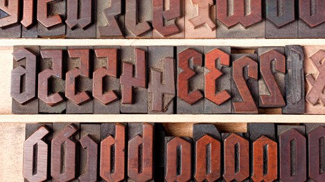 Alte Lettern aus Holz für den Buchdruck - Setzkasten mit einer Frakturschrift