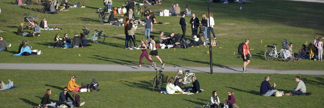 Menschen in Schweden auf einer Parkwiese