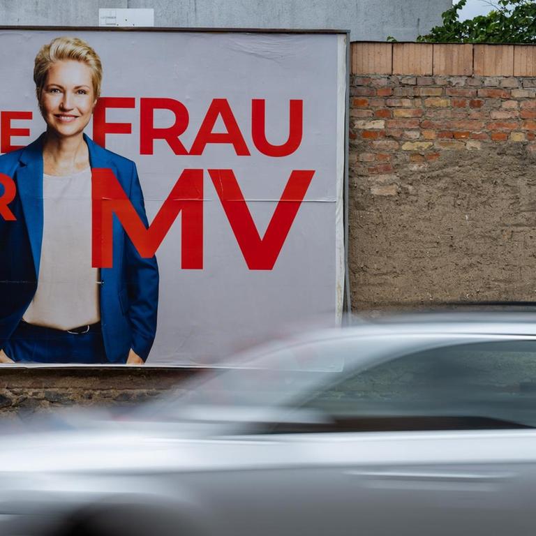 Ein Auto fährt an einem Wahlplakat zur Landtagswahl von Mecklenburg-Vorpommerns Ministerpräsidentin Manuela Schwesig (SPD) vorbei. Auf dem Plakat steht der Slogan "Die Frau für MV".