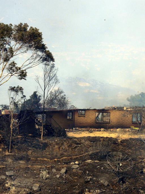 Ein von einem Flächenbrand zerstörtes Haus nahe San Marcos, Kalifornien, USA. Aufnahme vom 15.5.2014