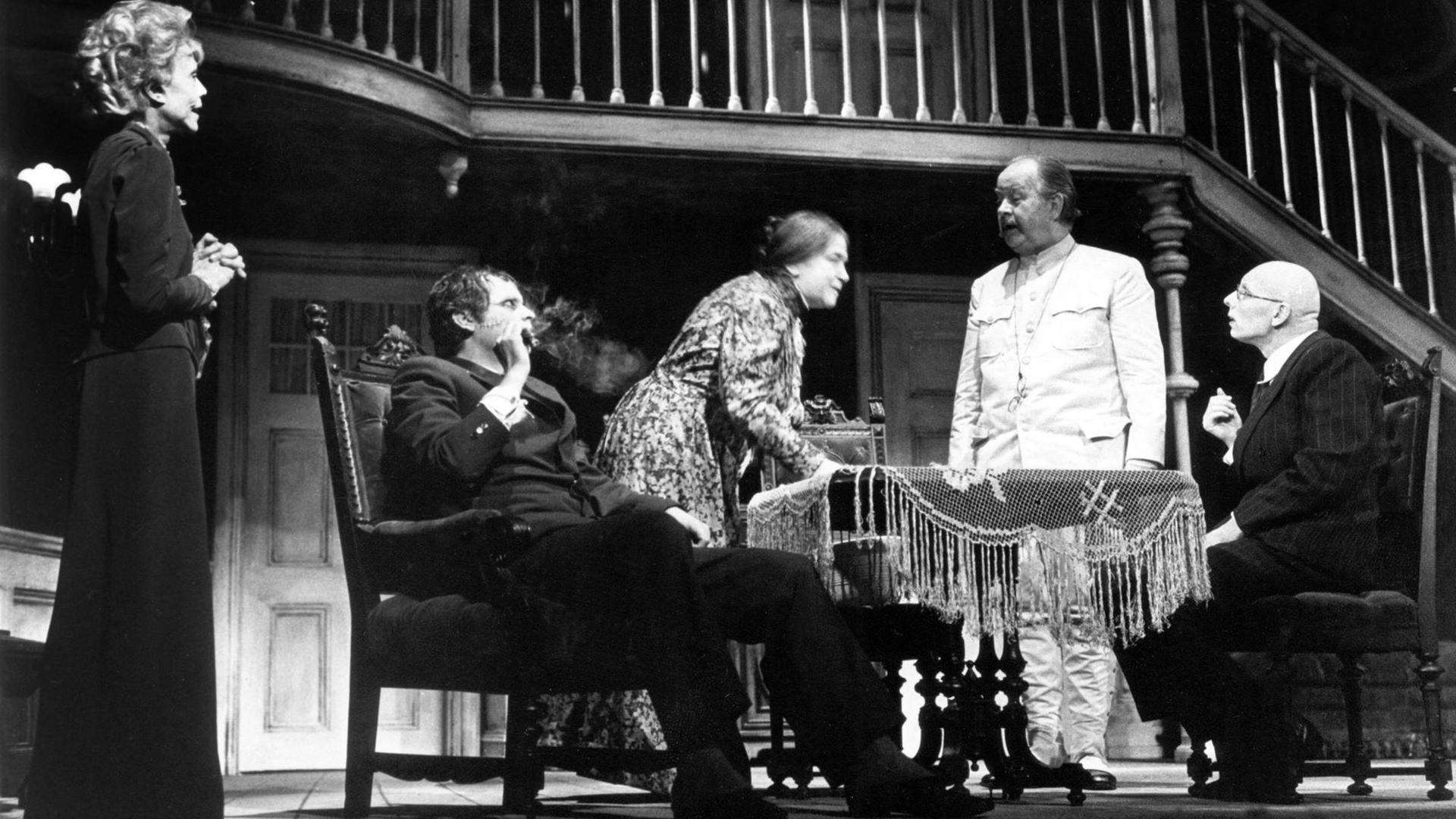 Szene aus dem Theaterstück "Arsen und Spitzenhäubchen" aus einer Aufführung der Münchner Kammerspiele 1969