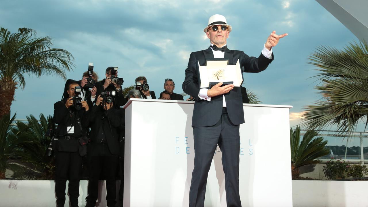 Regisseur Jacques Audiard präsentiert die Goldene Palme, die er in Cannes für seinen Film "Dheepan" erhielt.