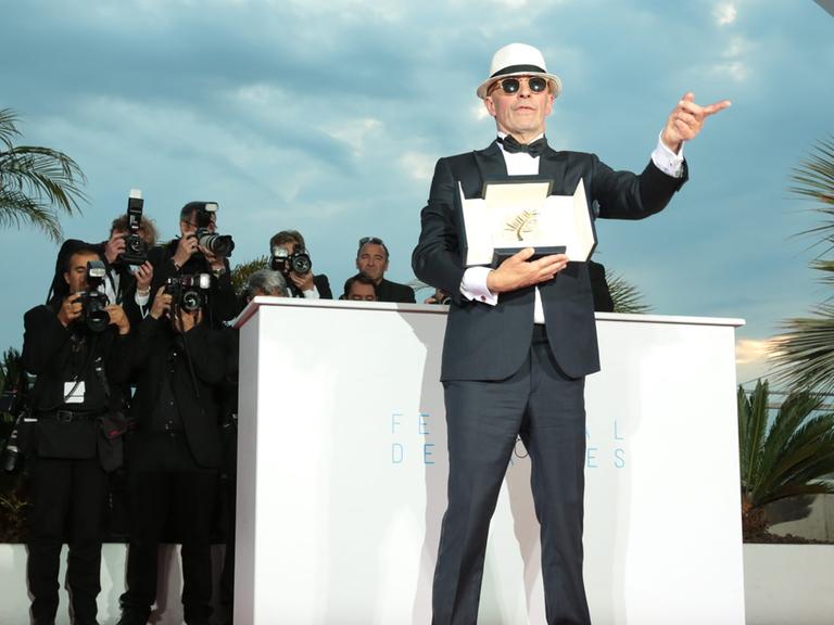 Regisseur Jacques Audiard präsentiert die Goldene Palme, die er in Cannes für seinen Film "Dheepan" erhielt.
