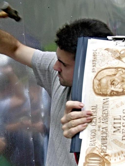 Februar 2002 in Buenos Aires: Argentinier protestieren vor einer Bank.