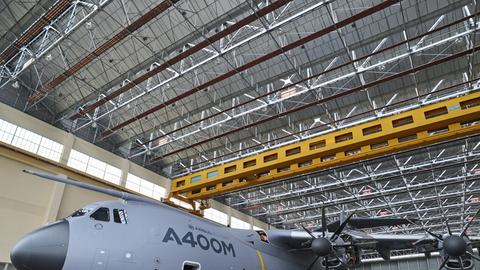 Ein Militärtransporter vom Typ Airbus A400M in einer Fertigungshalle in Toulouse im Südwesten Frankreichs.