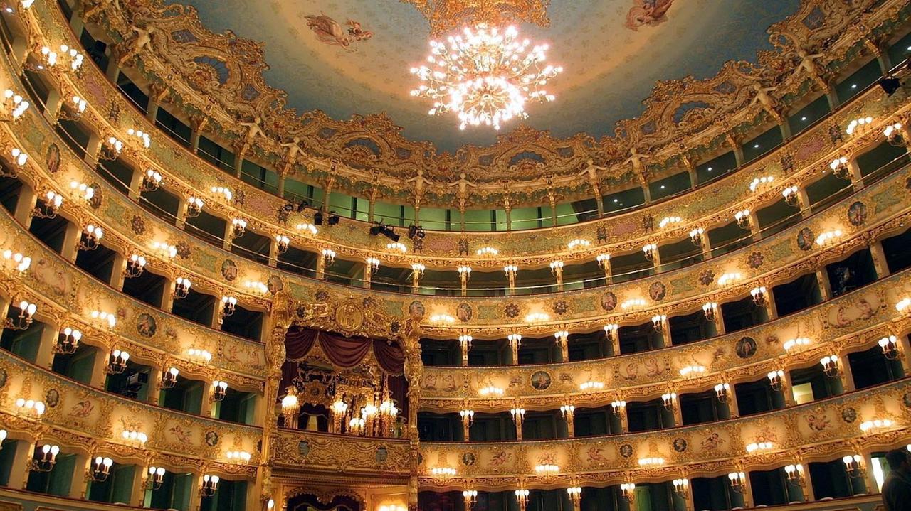 Blick in das  wieder gold erstrahlende  Opernhaus "La Fenice" in Venedig, aufgenommen am 13.12.2003. Fast acht Jahre nach seiner Zerstörung durch einen verheerenden Brand ist das Opernhaus originalgetreu wieder aufgebaut wiedereröffnet worden