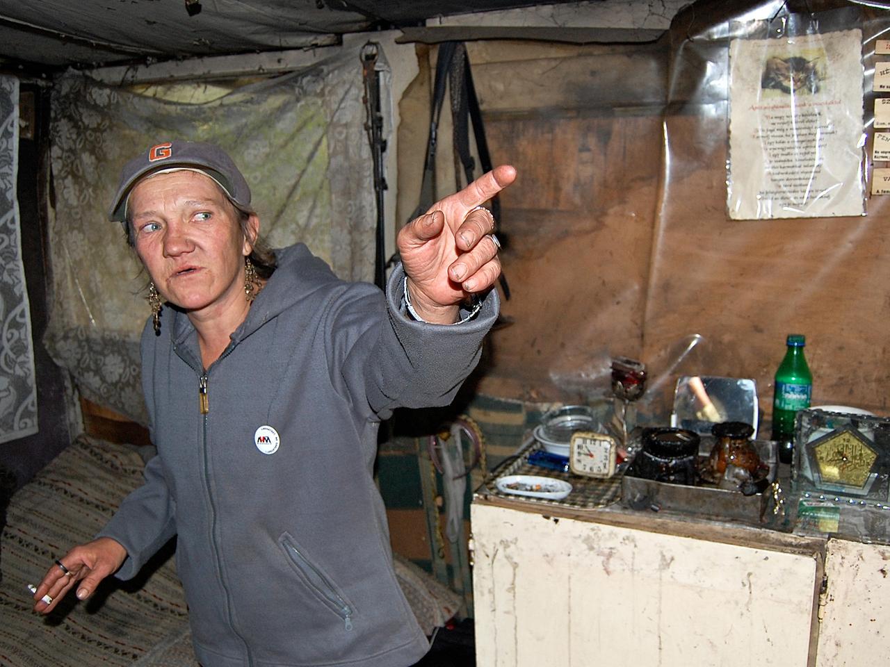 Die Ungarin Andrea lebt in einer selbstgezimmerten Hütte im Wald