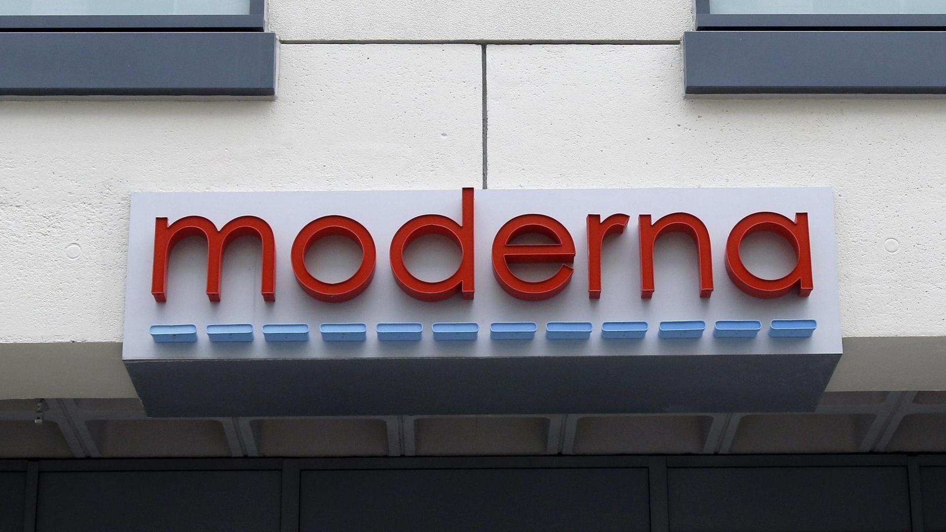 Das Logo von Moderna an einer Hausfassade. Das Logo von Moderna an einer Hausfassade.