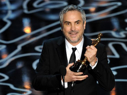 Regisseur Alfonso Cuarón erhält einen Oscar für die beste Regie in "Gravity".