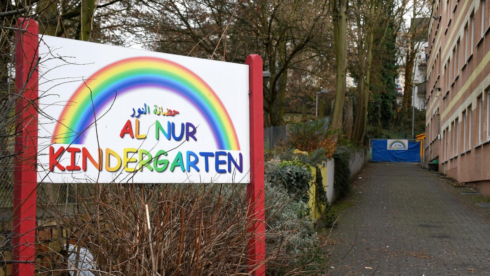 Eingang des Al-Nur-Kindergartens in Mainz hin, die einzige muslimische Kindertagesstätte in Rheinland-Pfalz. Träger der Kita ist der Moscheeverein Arab Nil Rhein.