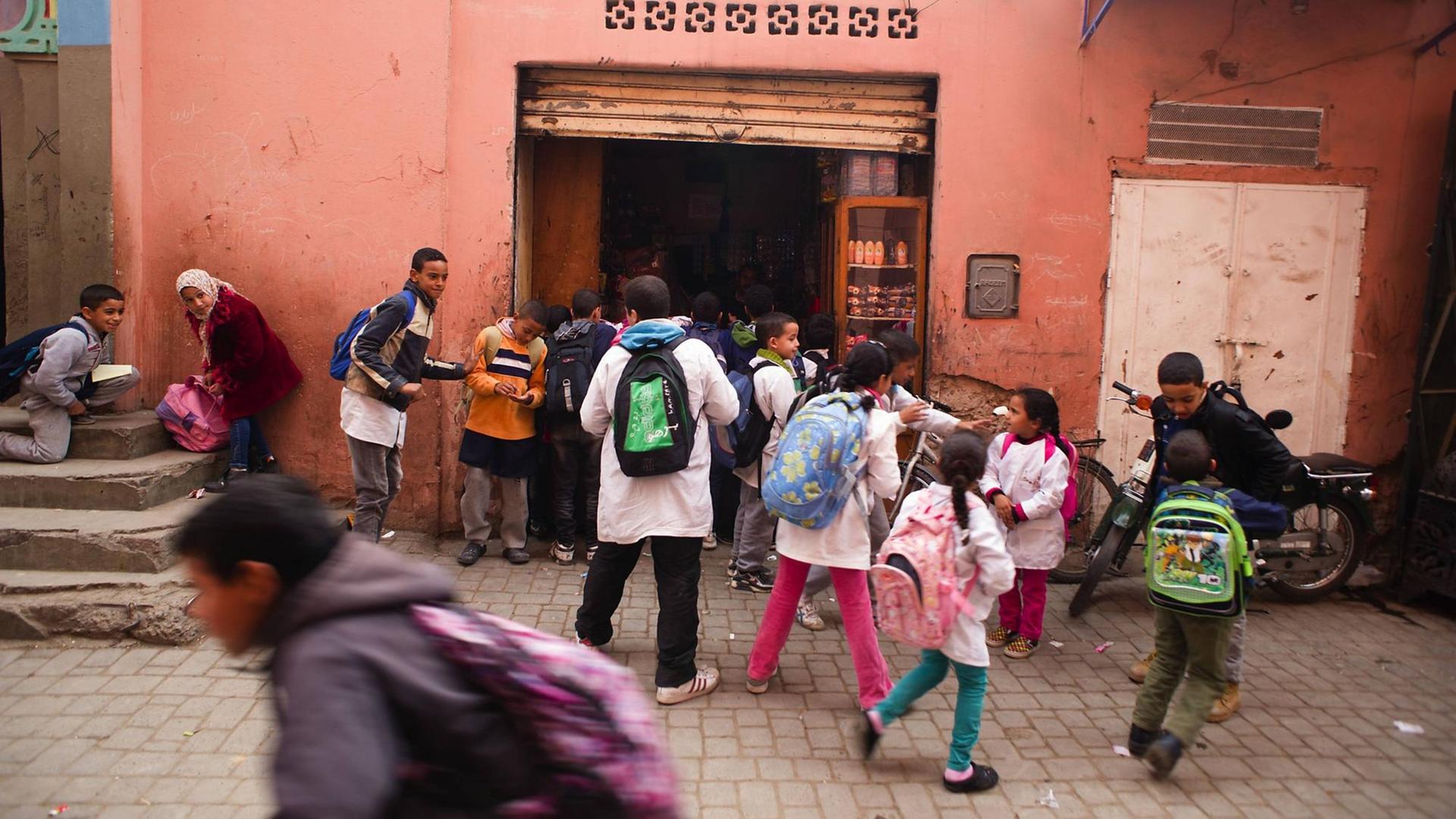 Marokkanische Schüler besuchen nach Schulschluss in Kiosk neben einer Schule in den Souks von Marrakesh.