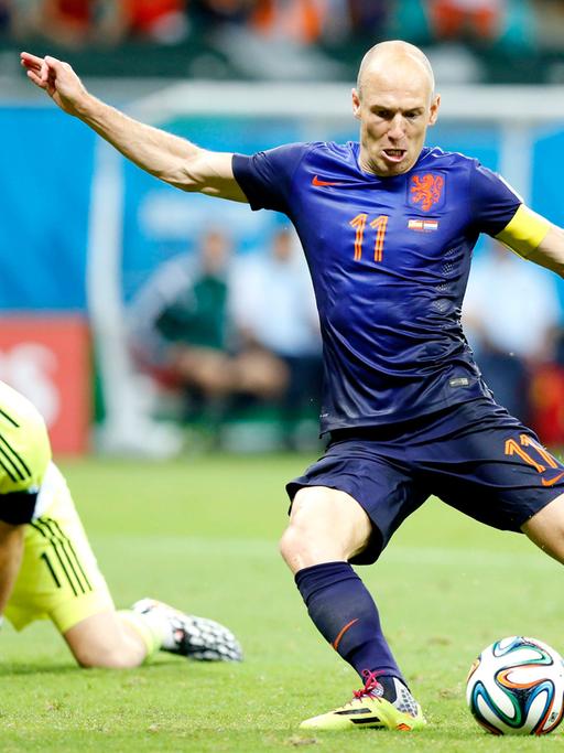 Torschütze Arjen Robben und Keeper Iker Castillas beim 5:1 für die Niederlande gegen Spanien