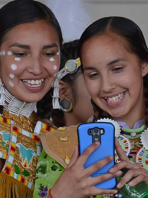 Junge Indigene in Kanada erobern die Kultur ihrer Vorfahren zurück - zwei Mädchen auf einem Pow Wow.