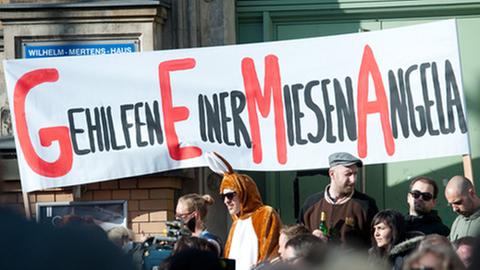 Demonstranten protestieren in Berlin gegen eine Neuordnung der GEMA-Gebühren.