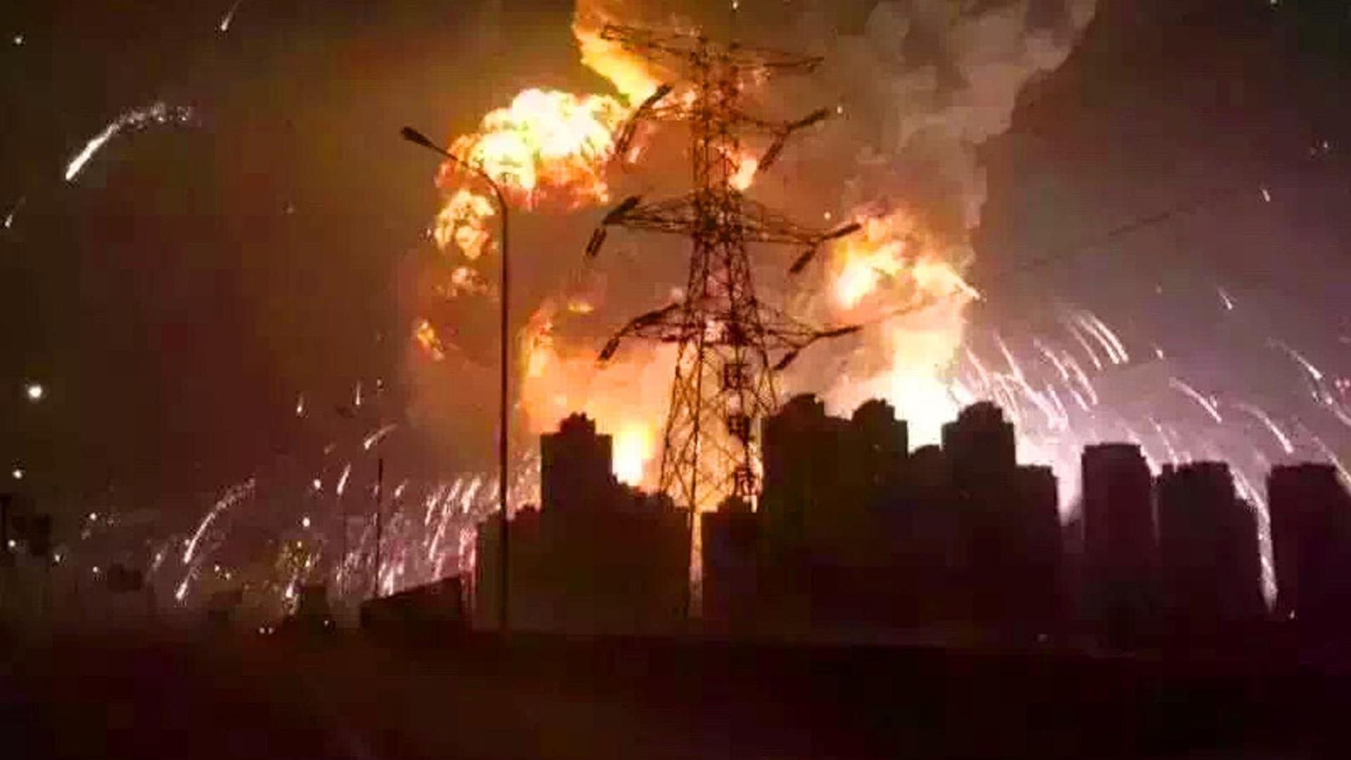 Dichter Rauch und Feuer sind nach Explosionen im Hafen über der chinesischen Stadt Tianjin zu sehen.