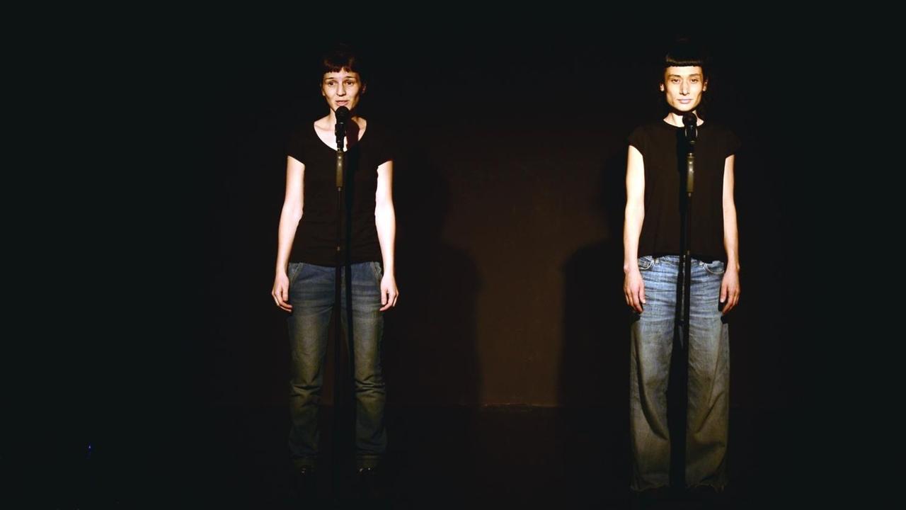Eine Szene aus dem Stück "Life" von Nicoleta Esinencu beim Festival "Ästhetik des Widerstands" in Berlin.