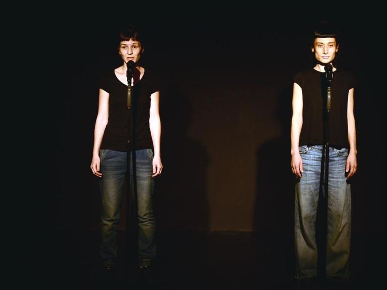 Eine Szene aus dem Stück "Life" von Nicoleta Esinencu beim Festival "Ästhetik des Widerstands" in Berlin.